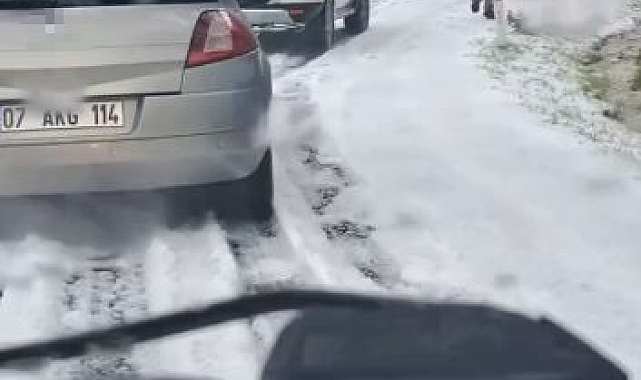 Şiddetli dolu yağışı yayla yolunu beyaza bürüdü