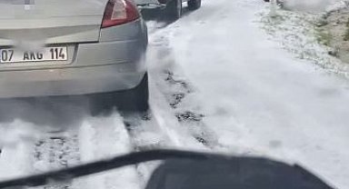 Şiddetli dolu yağışı yayla yolunu beyaza bürüdü