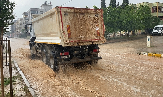 Şiddetli yağmurda sokaklar göle döndü