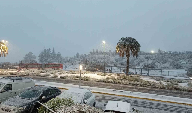 Şili&#039;de sokaklar beyaz örtüyle kaplandı