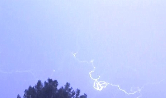 Şimşekler geceyi aydınlattı