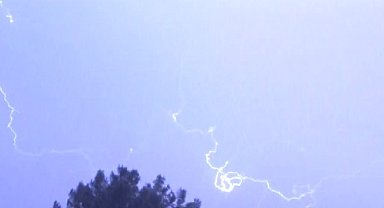 Şimşekler geceyi aydınlattı