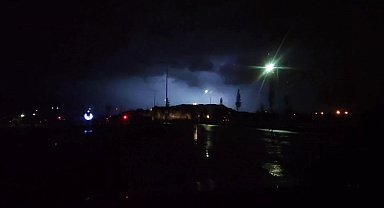 Şimşekler geceyi aydınlattı