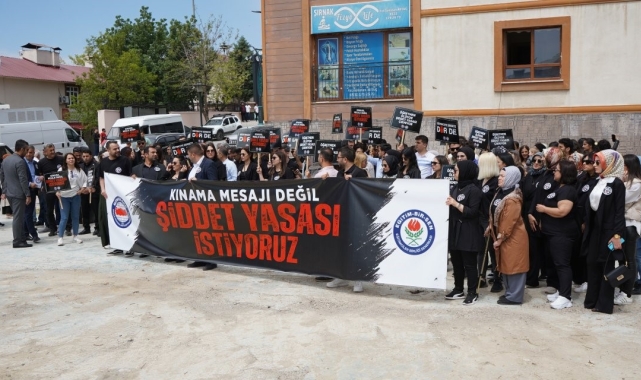 Şırnak&#039;ta öğretmenler siyah elbiseler ile eğitimde şiddet olaylarını kınadı