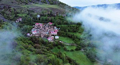 Sis bulutları arasındaki taş evler,  kartpostallık manzara oluşturdu