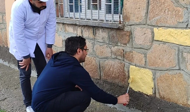 Sosyal sorumluluk projesi kapsamında, öğrenciler okul boyadı