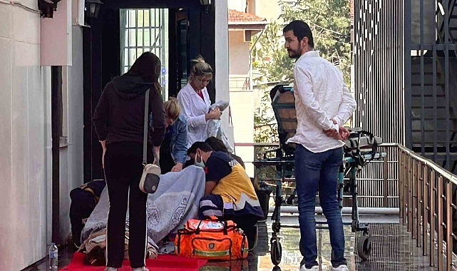 Suriyeli kadın sancısı tutunca, kapının önünde doğum yaptı