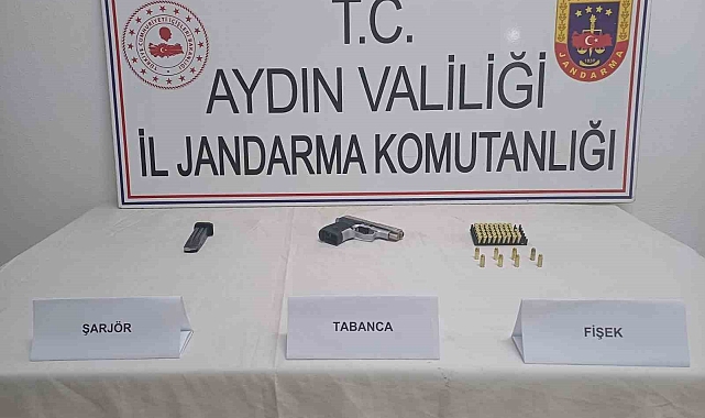 Sürücünün üzerinde yapılan aramada 1 adet tabanca, şarjör ve 51 fişek ele geçirildi