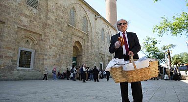 Takım elbiseli seyyar simitçi görenleri şaşkına çeviriyor