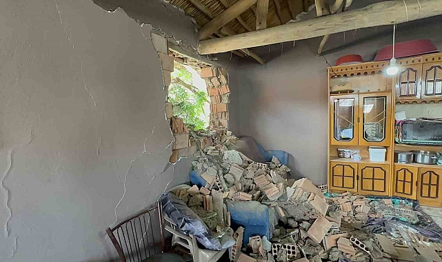 Tarım aracı kontrolden çıkarak, evin oturma odasından içeri girdi