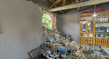 Tarım aracı kontrolden çıkarak, evin oturma odasından içeri girdi