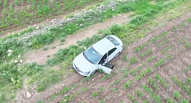 Tarlaya kaçan otomobilden 19 bin adet uyuşturucu hap çıktı