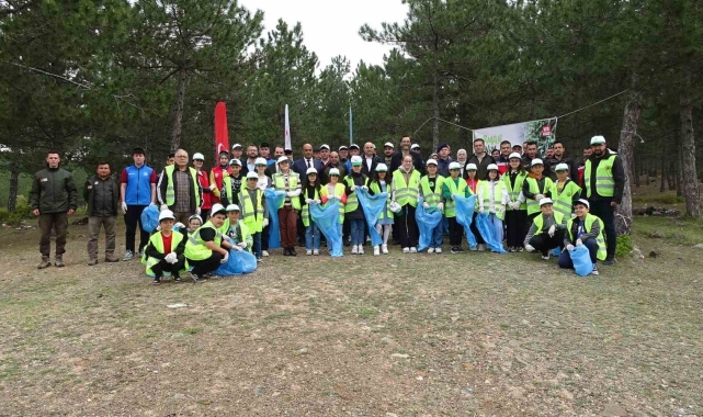 Tavşanlı'da "Orman benim" kampanyası ile 1 saatte onlarca büyük poşet çöp toplandı