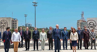 TBMM Başkanı Kurtulmuş, Küba'nın bağımsızlık mücadelesinin öncüsü Jose Marti'nin anıtını ziyaret etti