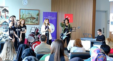 Tedavi gören çocuklar için moral konseri verildi