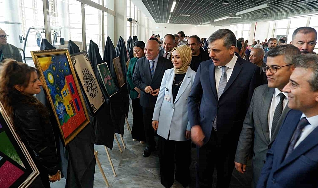 Tedavi gören Psikiyatri hastaların, el sanatları sergilendi