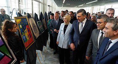 Tedavi gören Psikiyatri hastaların, el sanatları sergilendi