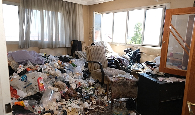 Tek başına yaşayan yaşlı adamın evinden 1 kamyon çöp çıktı