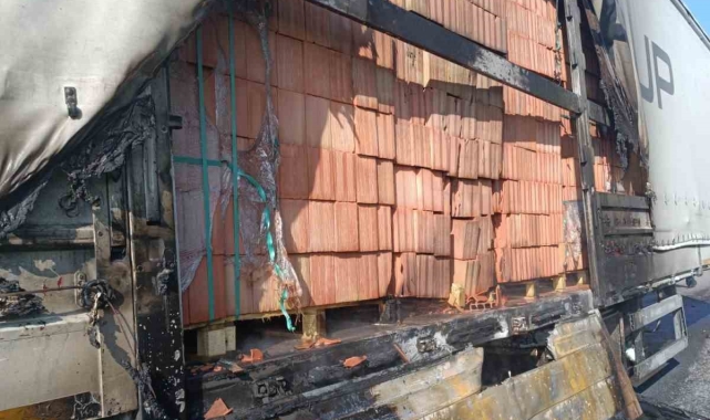 TEM&#039;de balataları tutuşan dorse zarar gördü