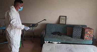 Temizlenen evden 4 kamyon çöp çıktı