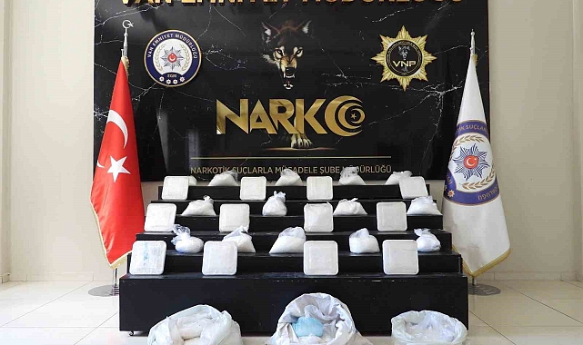 Tezeklerin arasında gizlenen metamfetamin ele geçirildi