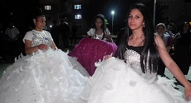 Gelinlik giyip 98 müziklerle Hıdırellez'i kutladı