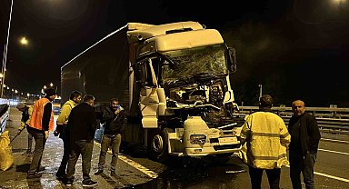 Tır, kağıt gibi ezildi. sürücüsü burnu bile kanamadan araçtan çıktı