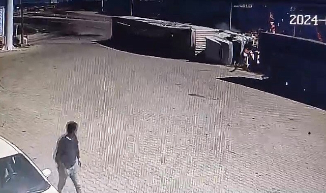 Tırın metrelerce sürüklendiği anlar kameraya yansıdı. sürücü hayatını kaybetti