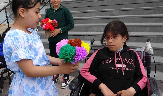 Topladıkları plastik malzemeleri satarak, engelli çocuklara tekerlekli sandalye aldılar