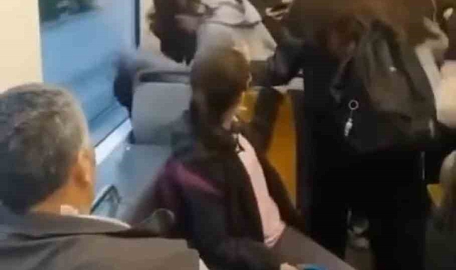 Tramvayda kız öğrenciler saç saça baş başa kavga edince, bir kadın yolcu da darbe aldı