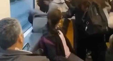 Tramvayda kız öğrenciler saç saça baş başa kavga edince, bir kadın yolcu da darbe aldı