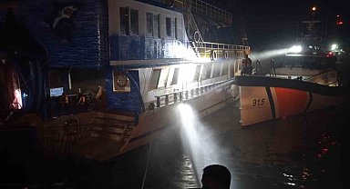 Tur teknesinde korkutan yangın  itfaiye ekipleri tarafından söndürüldü