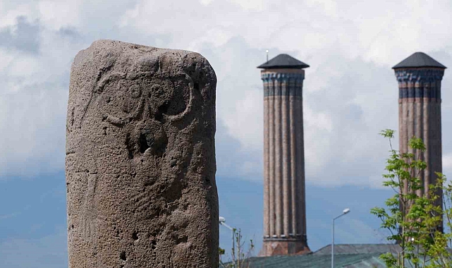 Türk izleri taşıyan 6 tonluk dikili taşı, büyük ilgi görüyor