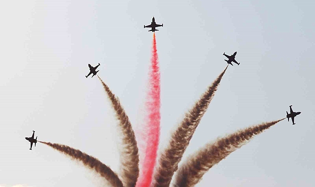 Türk Yıldızları&#039;nın yaptığı gösteri uçuşu nefesleri kesti