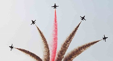 Türk Yıldızları'nın yaptığı gösteri uçuşu nefesleri kesti