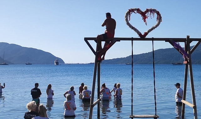 Ülkesinde ölen yakınlarının küllerini denize döktü