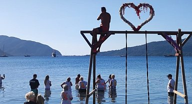 Ülkesinde ölen yakınlarının küllerini denize döktü