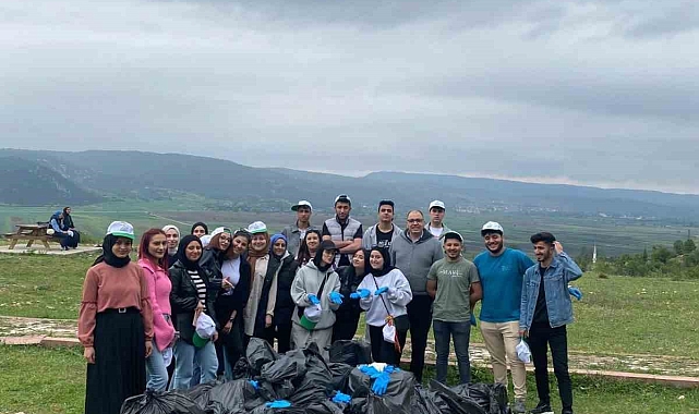 Üniversite öğrencileri poşet poşet çöp topladı