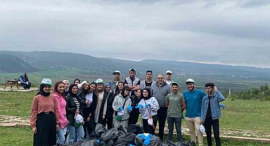 Üniversite öğrencileri poşet poşet çöp topladı