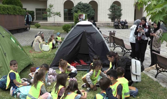 Üniversiteli öğrencilere anaokulu öğrencilerinden destek