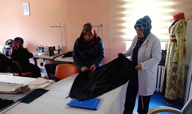 Ürettikleri giysilerle ev ekonomilerine katkıda bulunuyorlar