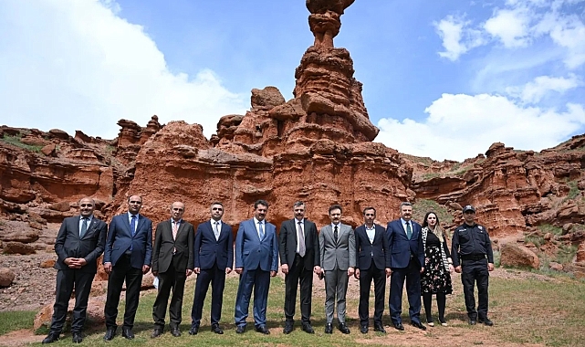 Vali Çiftçi, halk ozanları ve peri bacalarıyla ünlü Narman&#039;ı ziyaret etti