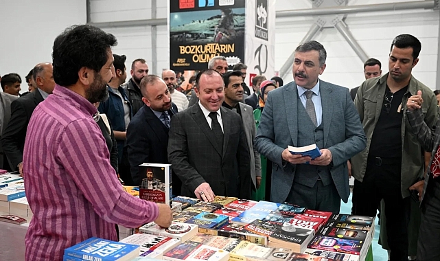 Vali Çiftçi, Kitap Fuarı&#039;nı gezdi, kitapseverlerle sohbet etti