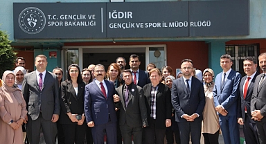 Vali Turan dereceye giren sporculara ödüllerini takdim etti