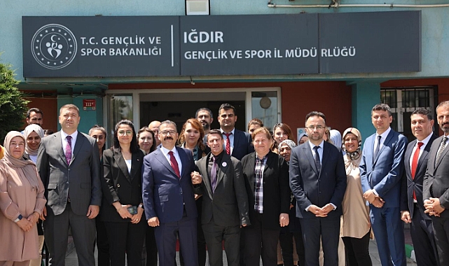 Vali Turan dereceye giren sporculara ödüllerini takdim etti