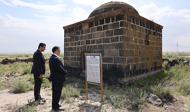 Vali Turan ve Emniyet Müdürü Sakarya tarihi kümbeti ziyaret etti