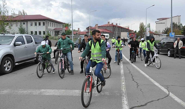 Vali Ziya Polat, katılımcılarla birlikte pedal çevirdiği etkinlik yoğun ilgi gördü
