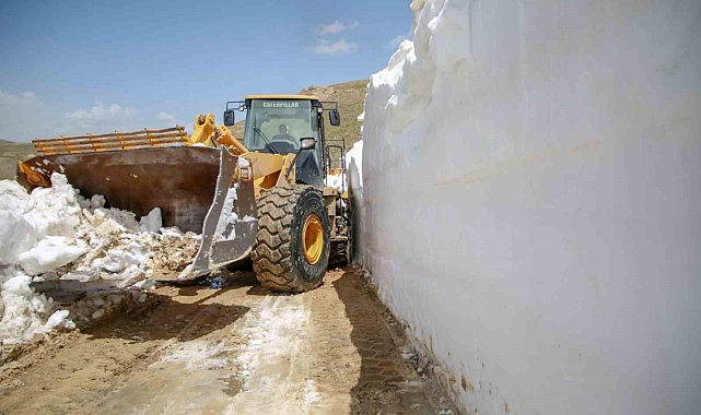 Van&#039;da, Mayıs ayında 5 metreyi bulan karda yol açma çalışması