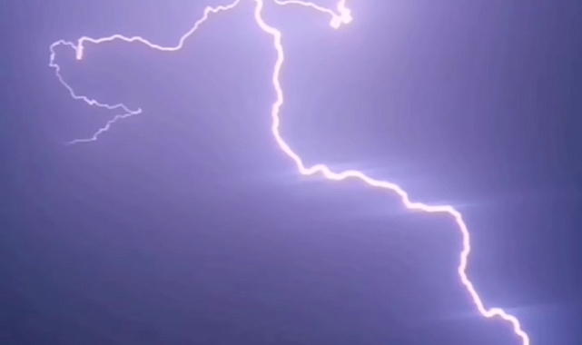 Van&#039;da şimşekler geceyi aydınlattı