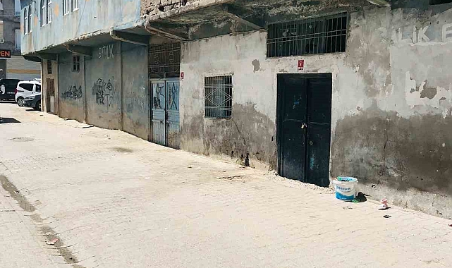 Yabancı uyruklu 3 çocuk annesi kadın, bıçaklanarak öldürüldü